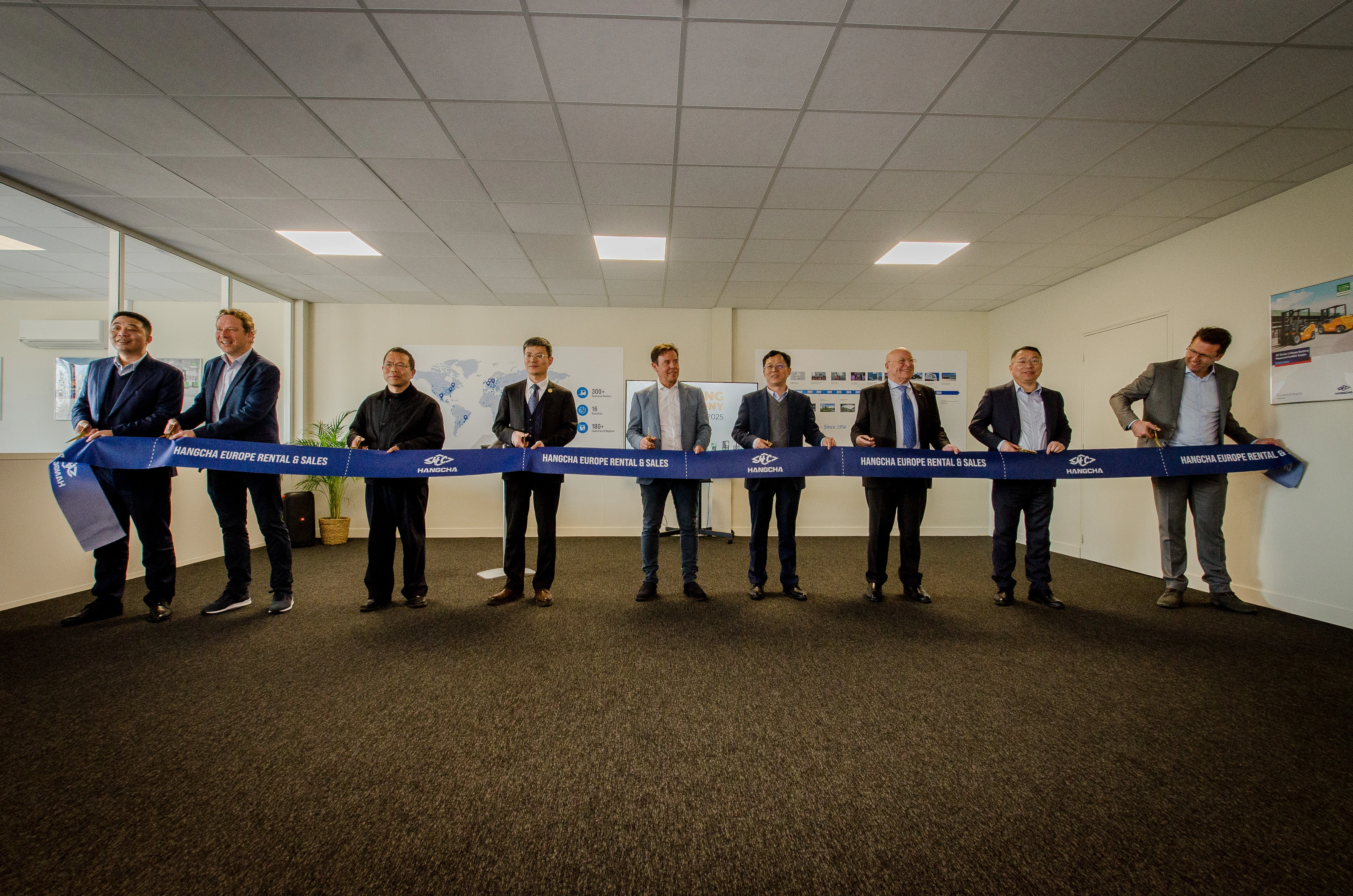 1. 剪裁仪式.webp